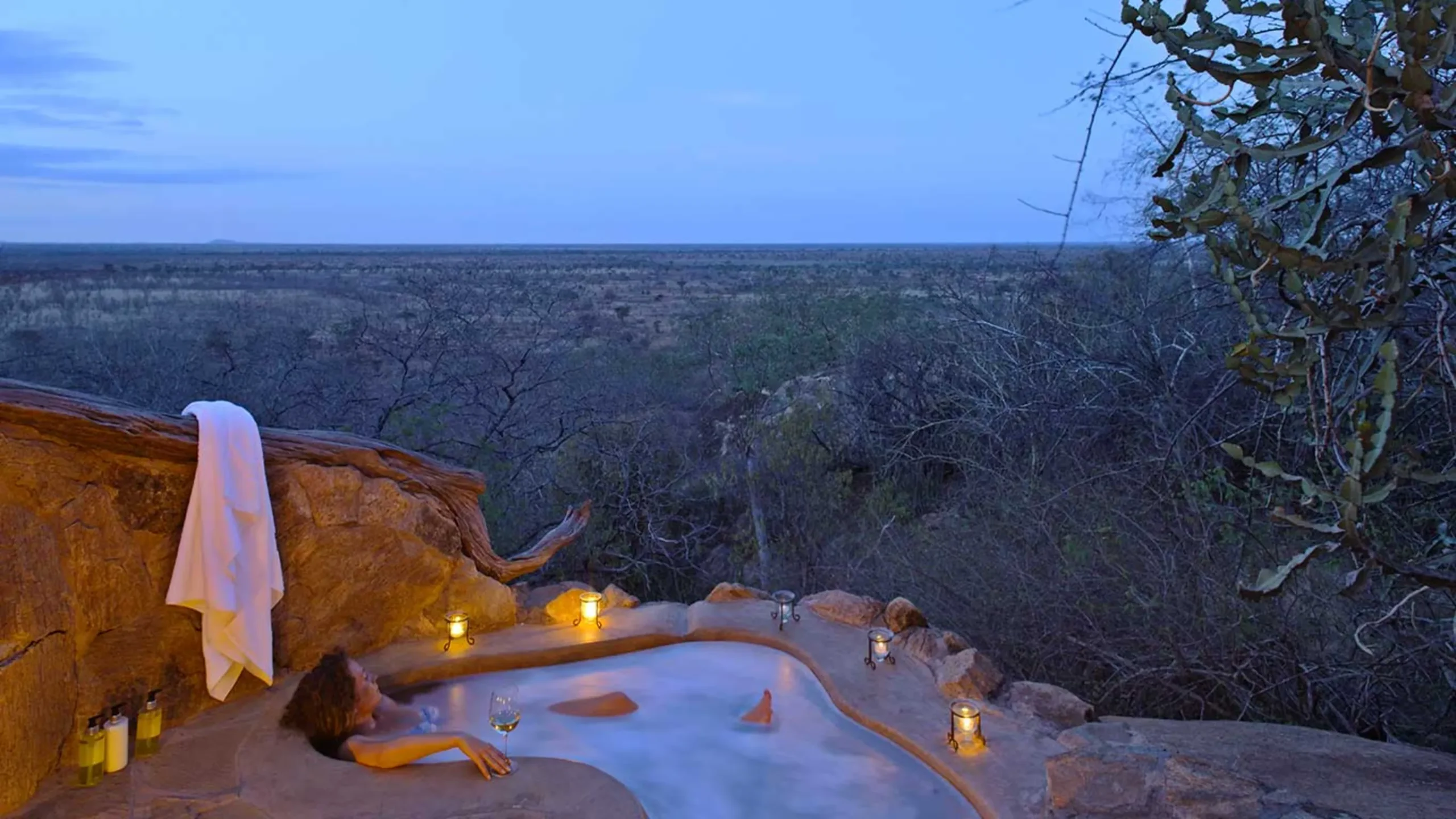 A honeymoon cottage outdoor bath